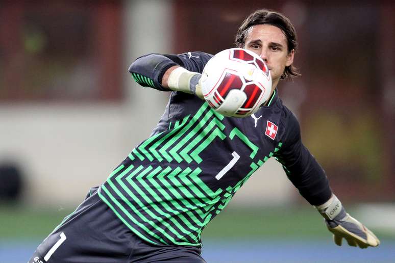 Yann Sommer treina com óculos especial de câmera lenta