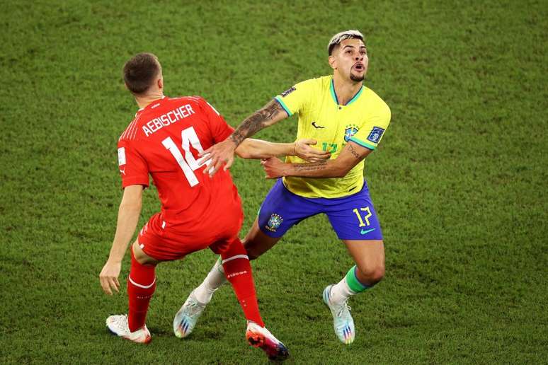 Bruno Guimarães, meio-campista da Seleção Brasileira, no jogo contra a Suíça