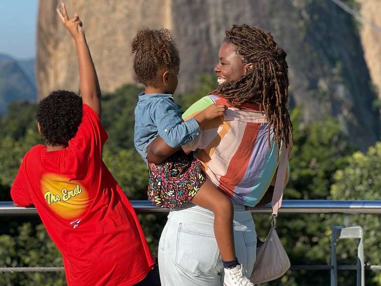 Gabi com os filhos, de 9 e 4 anos: ela falou sobre o processo de adoção e a mudança de vida com a maternidade