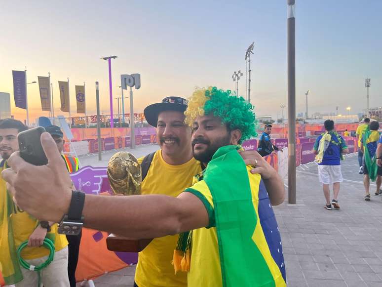 Gustavo Gaúcho sendo recebido por fãs no Catar