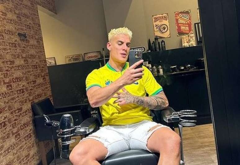 Influenciador platina cabelo para o período da Copa do Mundo 