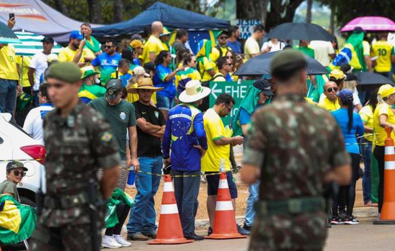 Apoiadores do presidente Jair Bolsonaro durante ato que contesta resultado da eleição presidencial em frenta ao Quartel General do Exército, em Brasília