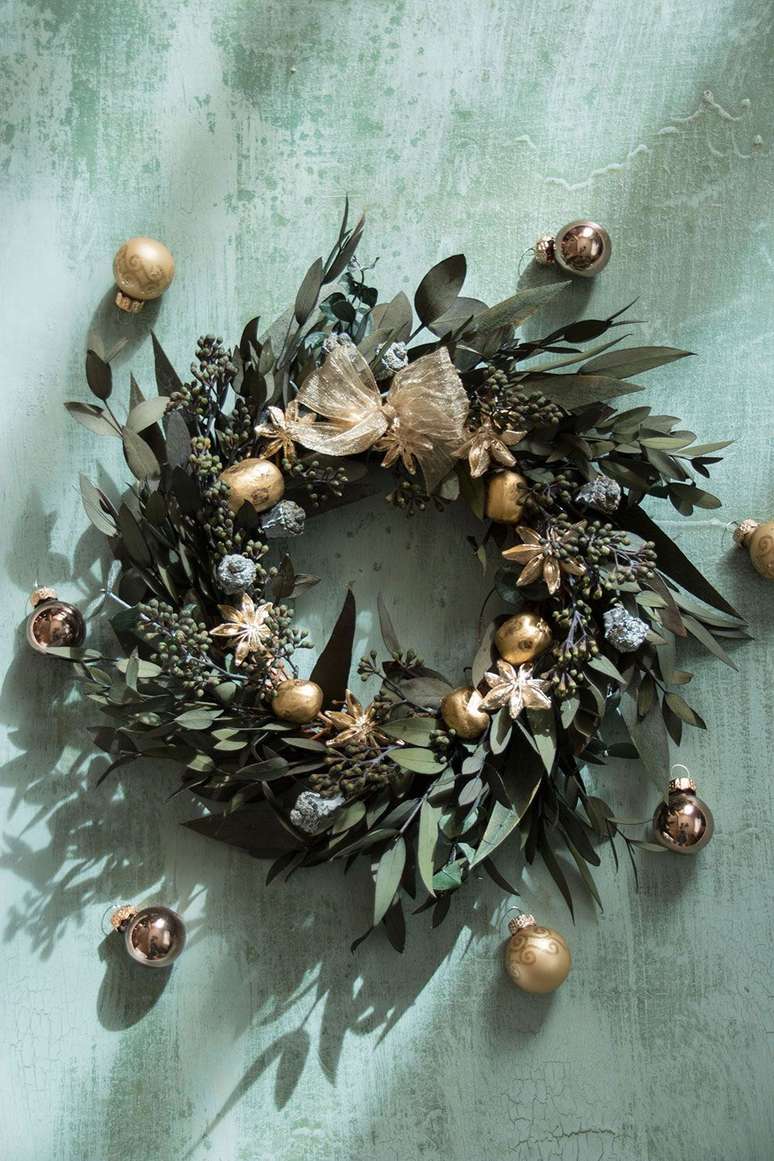 46. Guirlanda de porta com bolas de natal e plantas verdes &ndash; Foto Decor Facil