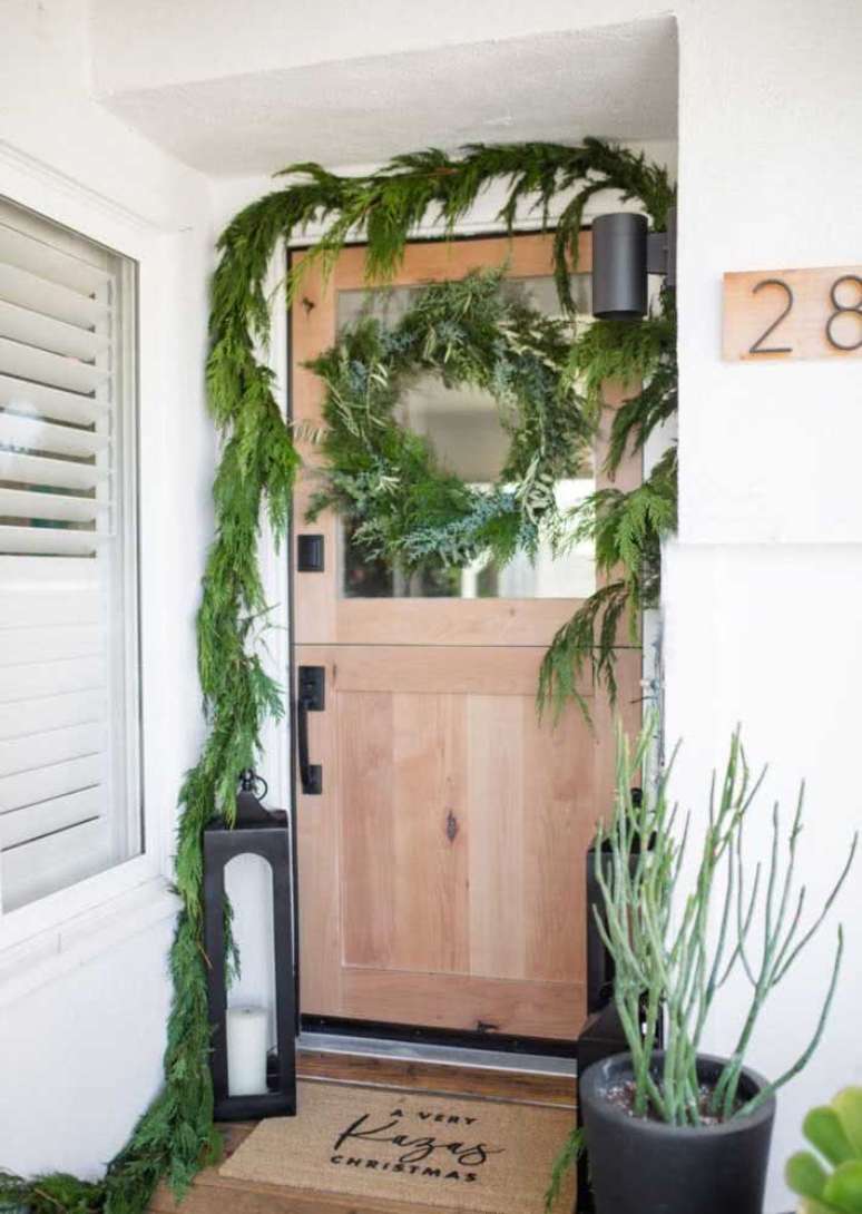 22. Guirlanda de porta feito de plantas para decora&ccedil;&atilde;o natalina &ndash; Foto Decor Facil