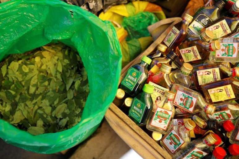 Folhas de coca e produtos derivados em barraca nos Andes peruanos
29/11/2022
REUTERS/Nacho Doce