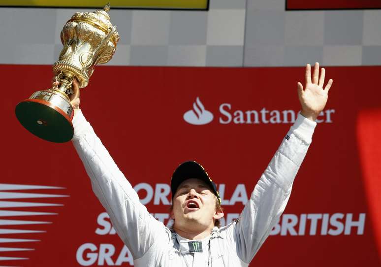 Nico Rosberg comemora vitória em Silverstone em 2013 