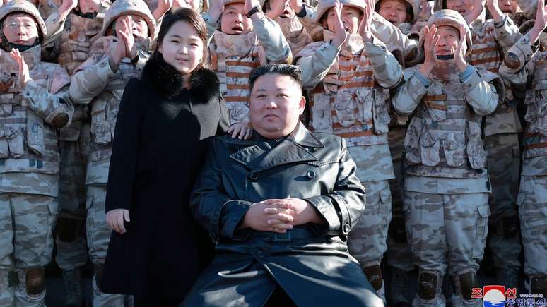 Kim Jong-un e sua filha participaram de uma sessão de fotos com cientistas, engenheiros e oficiais no teste do novo míssil balístico intercontinental