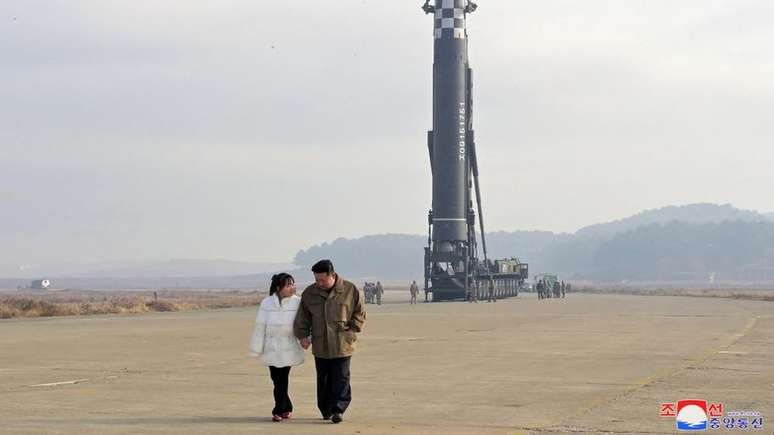 Uma das fotos divulgadas pela KCNA em 19 de novembro de Kim Jong-un e sua filha diante de um míssil balístico intercontinental