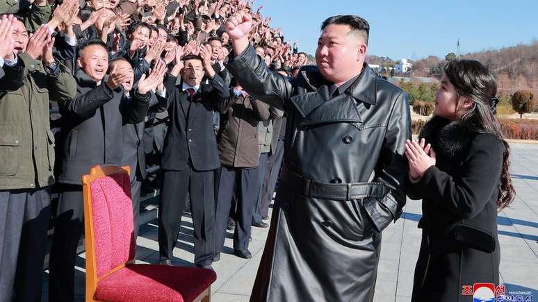 Kim Jong-un e sua filha com militares norte-coreanos