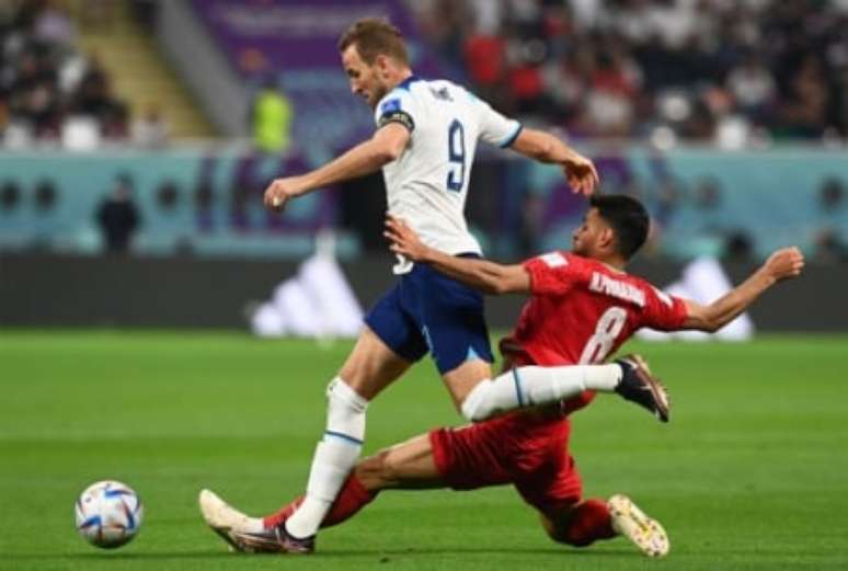 Kane sofreu dura entrada na estreia da Inglaterra na Copa, mas já está recuperado (Foto: EFE/EPA/Neil Hall)