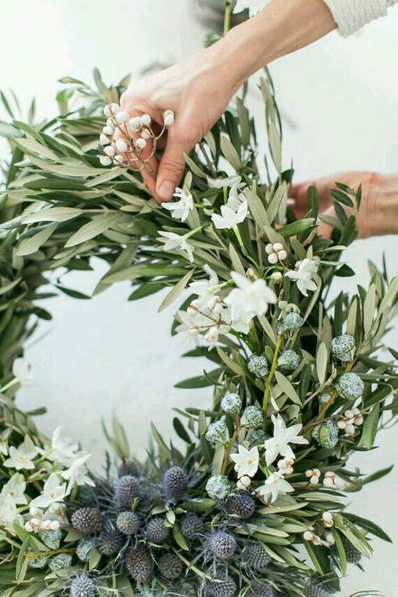 51. Guirlanda de porta com flores brancas e plantas verde – Foto Mckenzie Sue Makes