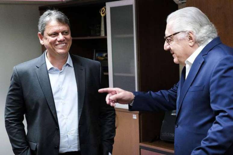 SAO PAULO NACIONAL AFIF DOMINGOS TARCISIO ARQUIVO 22-11-2022 TARCISIO DE FREITAS Por aqui, dia de muito trabalho e avan&ccedil;os importantes. Anunciamos hoje a equipe de alto n&iacute;vel que vai compor os oito eixos tem&aacute;ticos que constru&iacute;mos para fazer a transi&ccedil;&atilde;o para o novo governo. Estamos empolgados. S&atilde;o Paulo &eacute; gigante e pode chegar ainda mais longe. E &eacute; isso que a gente quer. FOTO TARCISIO DE FREITAS-TWITTER