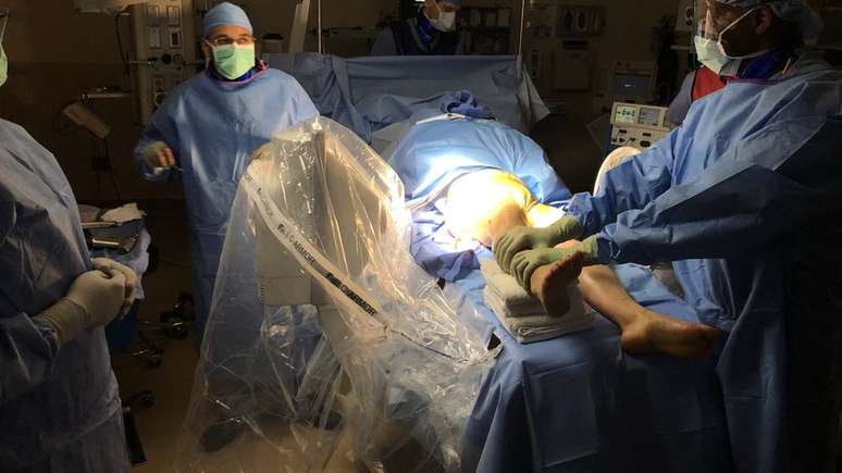 O alongamento das pernas &eacute; uma cirugia complexa que envolve muitos meses de recupera&ccedil;&atilde;o.