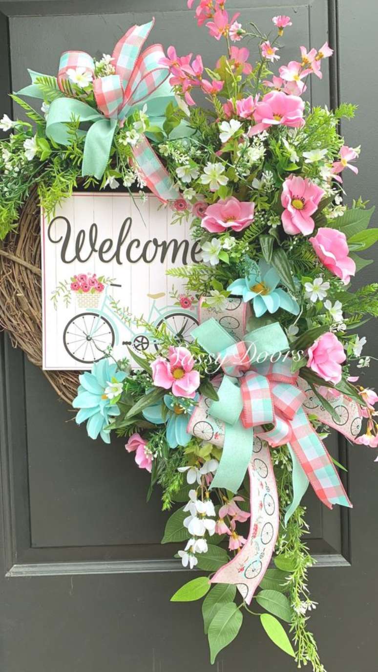29. Guirlanda de porta para decoração rosa e azul delicada – Foto Sassy Doors Wreaths