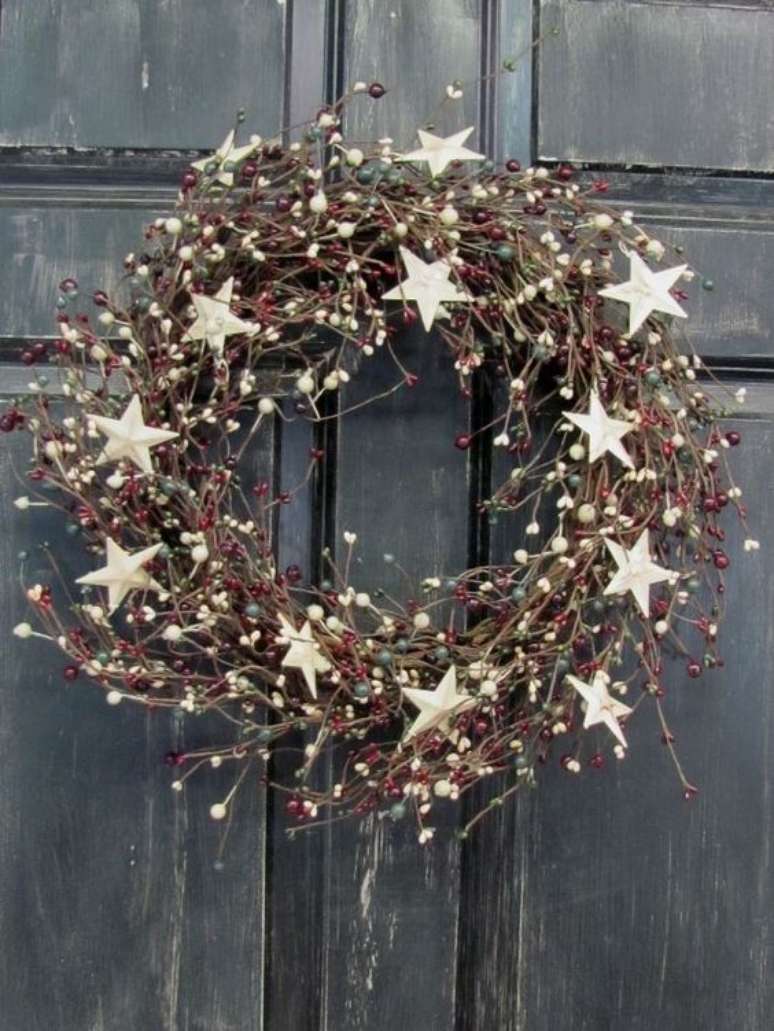 48. Guirlanda de porta com decoração de estrelas – Foto Casa Tres Chic