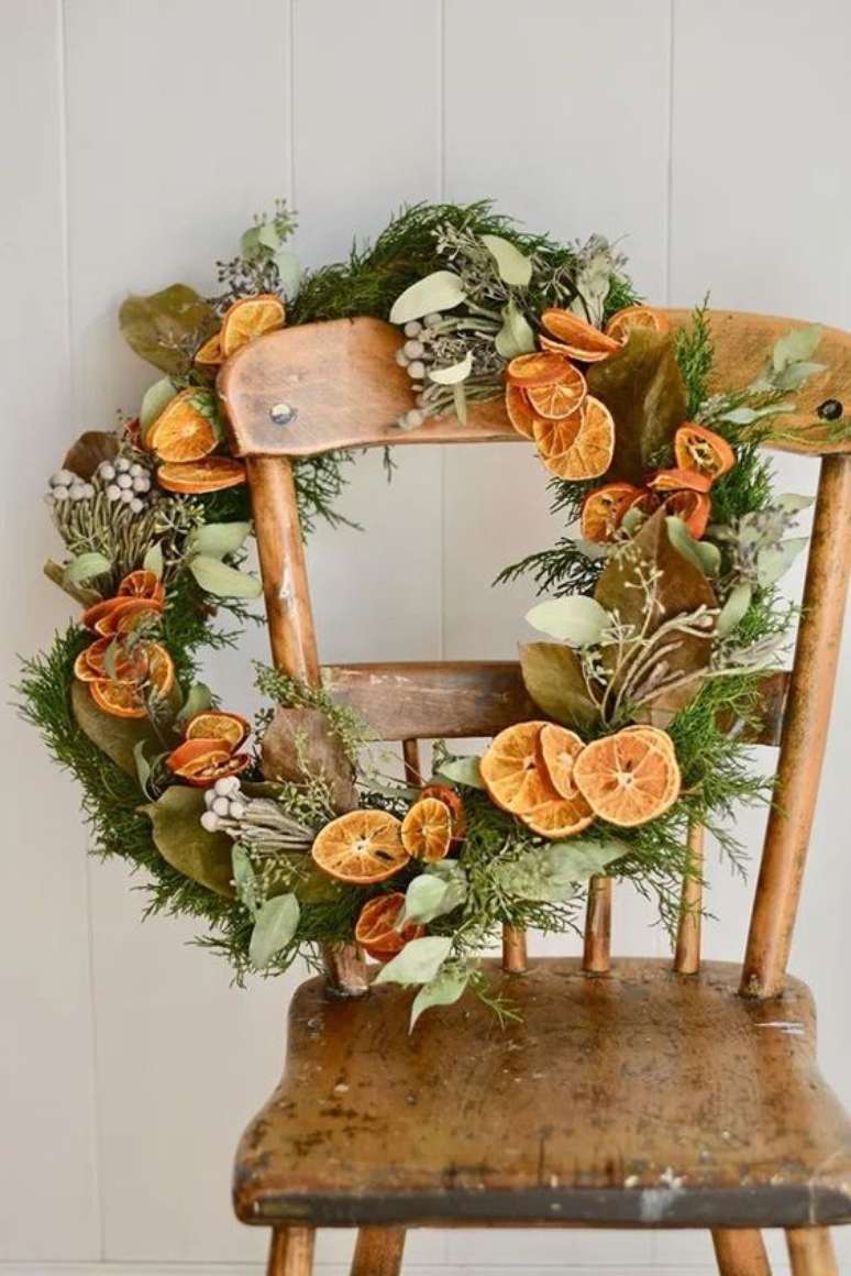 21. Guirlanda de porta feita de frutas e plantas – Foto Flavia Millen Com