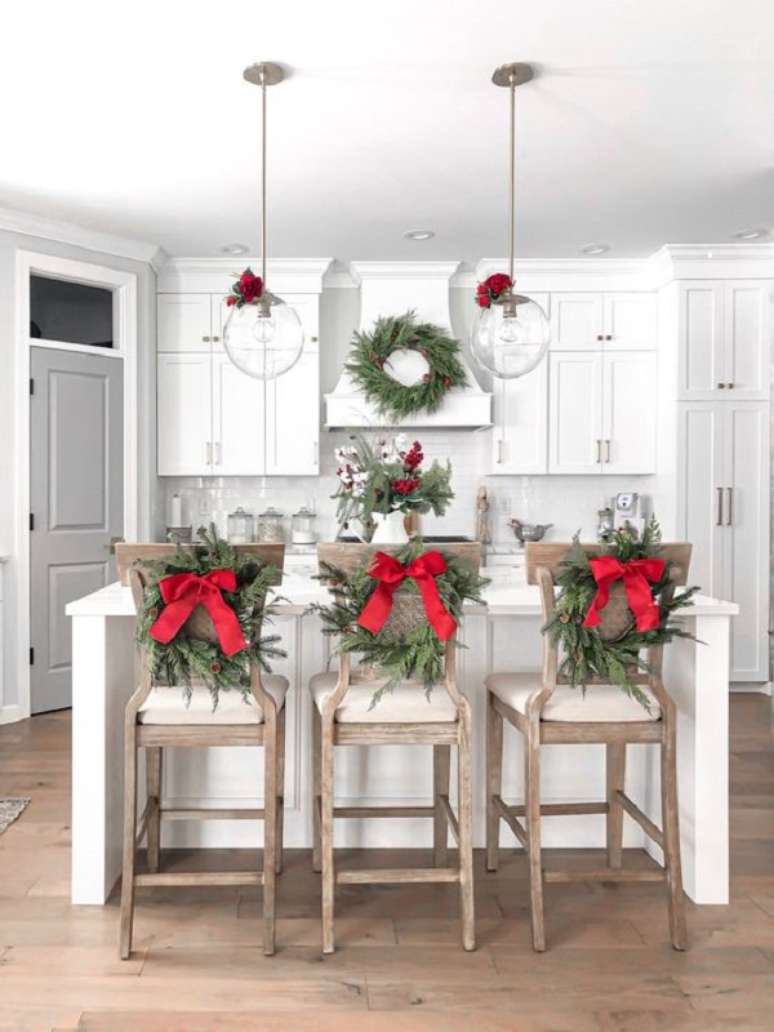5. Aproveite para decorar sua cozinha com lindos arranjos natalinos – Foto Ashland