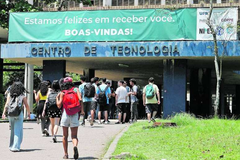 Centro de Tecnologia da Universidade Federal do Rio de Janeiro; corte de recursos nas universidades afeta bolsas, energia e limpeza