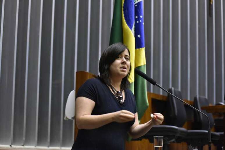 A deputada Sâmia Bomfim (PSOL-SP) cobra explicações da Câmara sobre a viagem do deputado Eduardo Bolsonaro ao Catar.