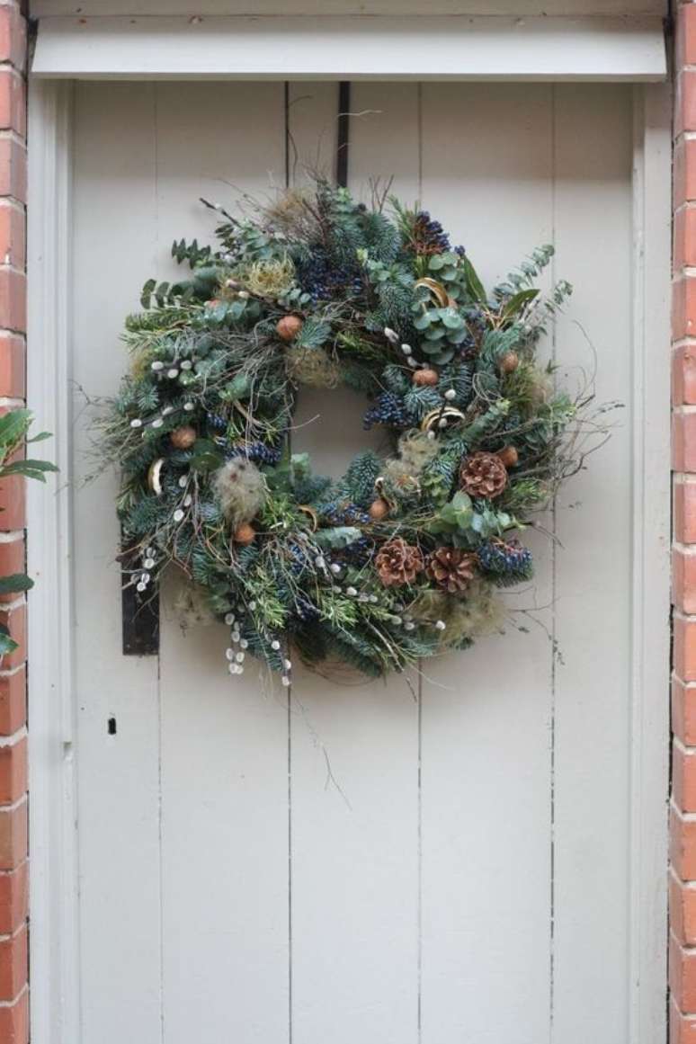 13. Guirlanda de porta com plantas e flores &ndash; Foto Real Homes