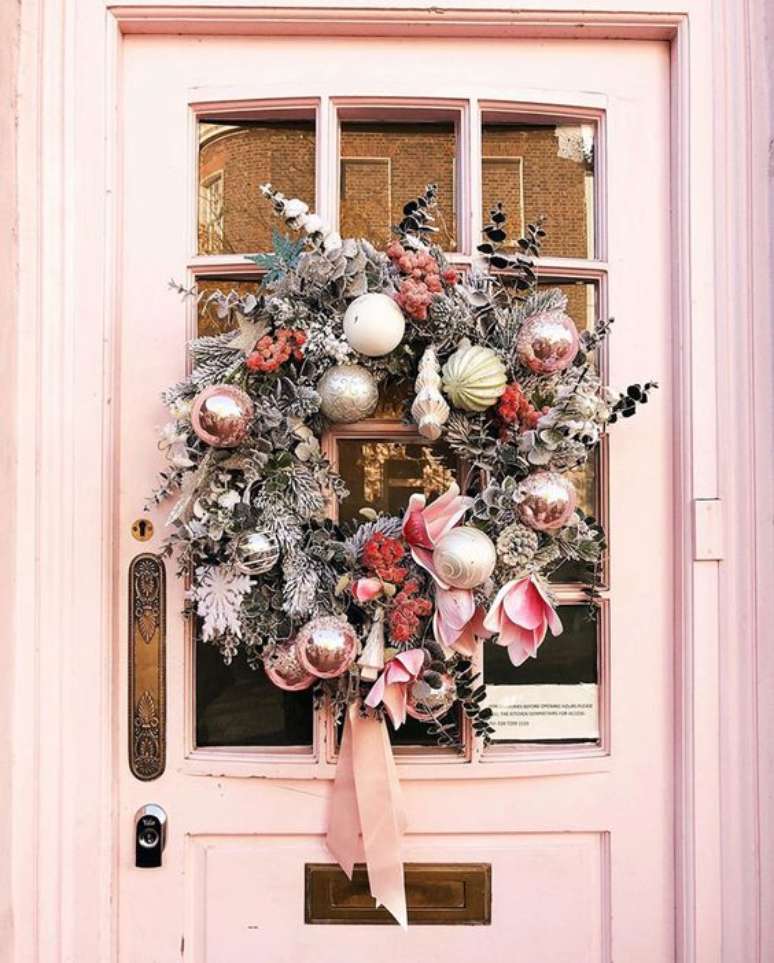 47. Guirlanda de porta com bolas de natal tematico &ndash; Foto This Is Glamorous