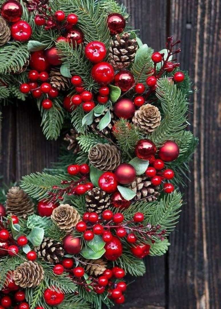 44. Guirlanda de natal para porta feita de azevinho e pinha &ndash; Foto Home Ideias