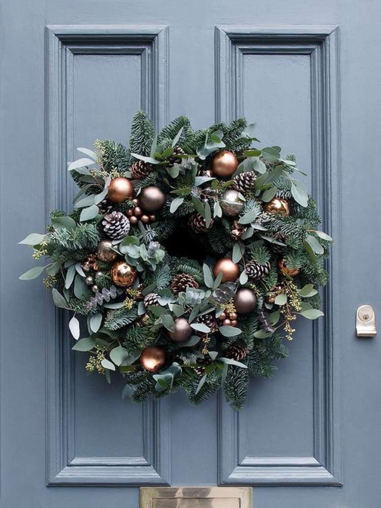 8. Guirlanda de porta com flores e bolas de natal – Foto Decor Facil