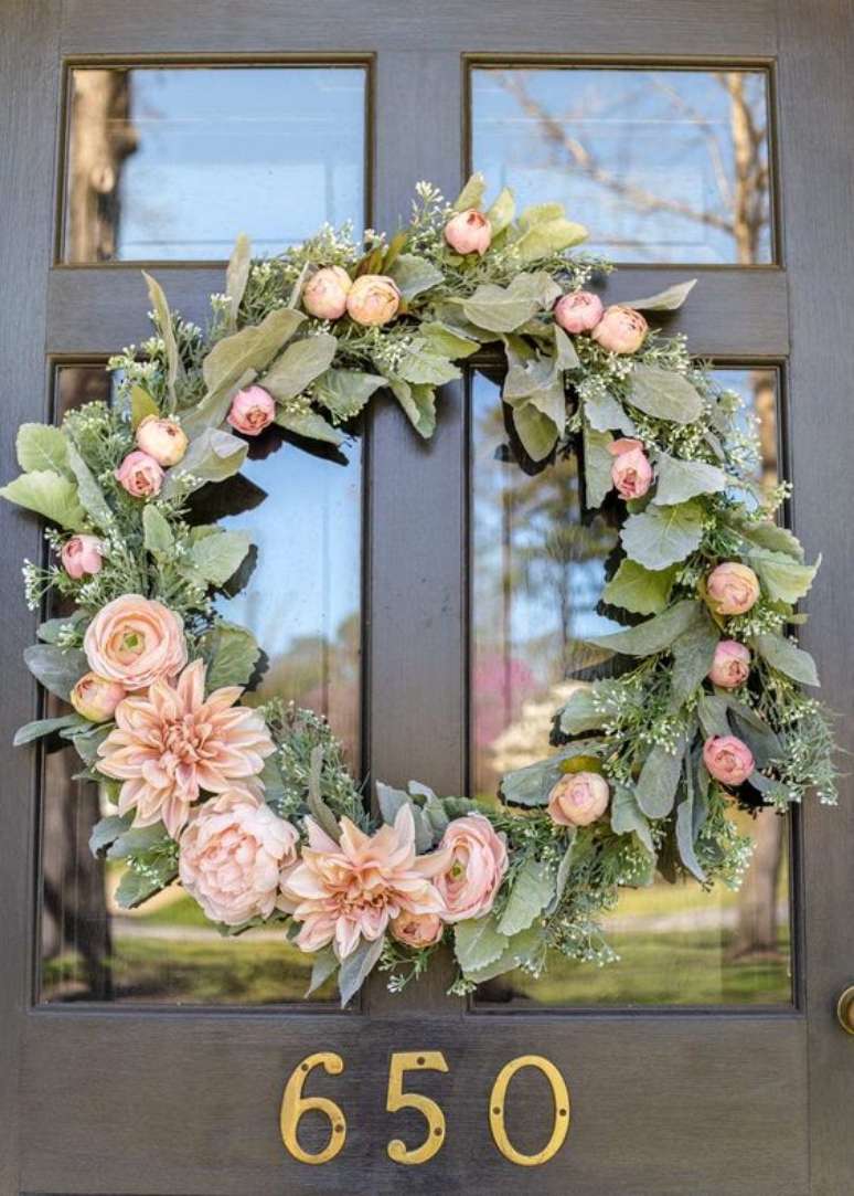 9. Guirlanda de porta com flores rosa claro – Foto Lauren Bless er House