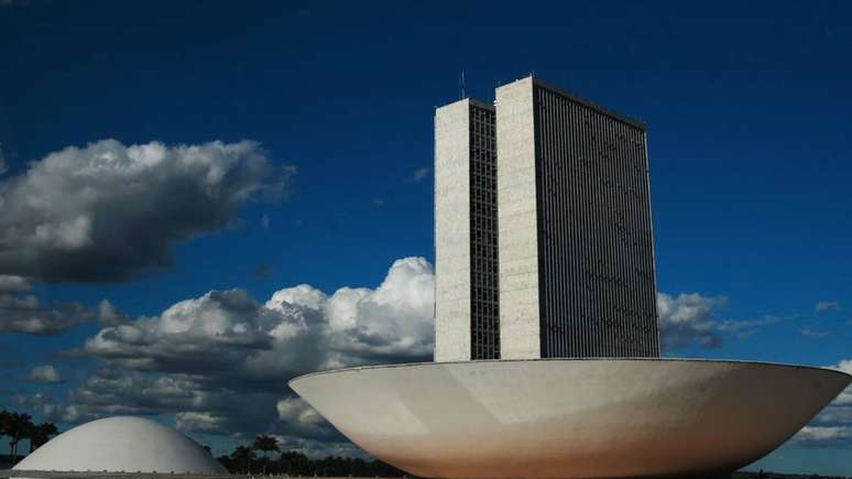 Para entrar em vigor, uma PEC precisa ser aprovada em dois turnos pela C&acirc;mara e pelo Senado, com tr&ecirc;s quintos dos votos nas duas Casas