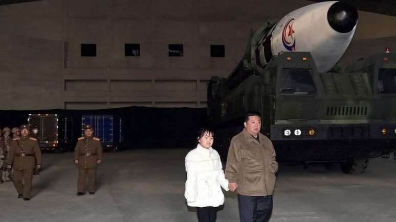 Kim Jong-un ficou de mãos dadas com a menina e posou para fotos em frente a um míssil balístico intercontinental; foto foi divulgada em 19 de novembro pela mídia estatal KCNA