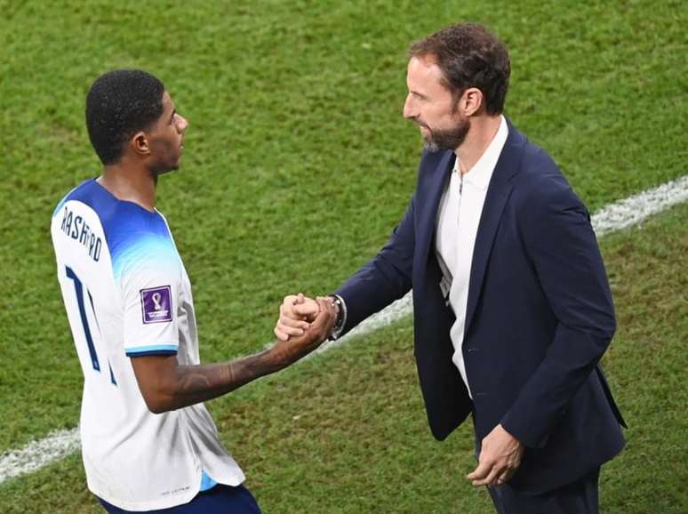 Southgate cumprimenta Rashford após substitui-lo durante a vitória sobre Gales (Foto: EFE/EPA/Georgi Licovsk)