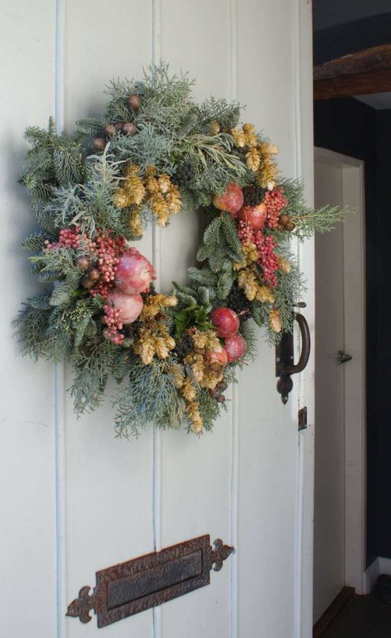 10. Guirlanda de porta com frutas e plantas no tema de natal – Foto From Britain With Love