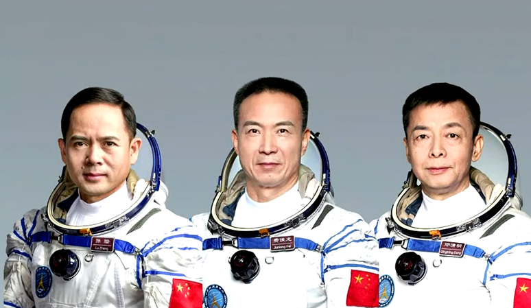 Trio de astronautas da missão espacial chinesa Shenzhou 15