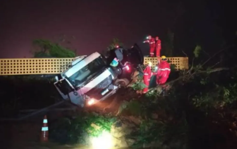 Bombeiros buscam por vítimas de deslizamento de terra em estrada 