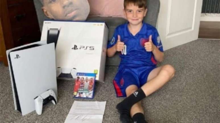 Fã de Rashford, o garoto Jacob ganhou um videogame do seu ídolo (Foto: Reprodução Instagram Jacob)