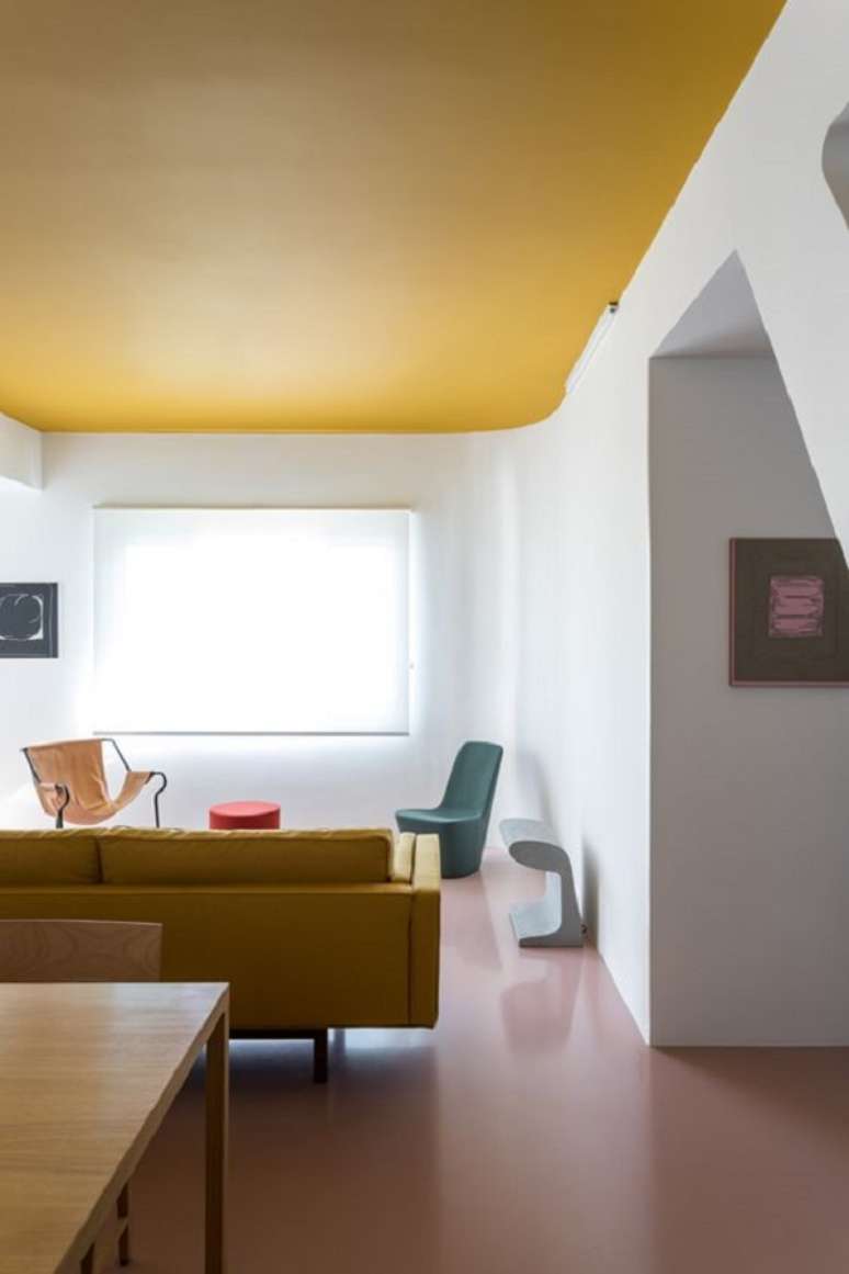 51. Teto colorido amarelo na decora&ccedil;&atilde;o neutra e moderna &ndash; Foto Felipe Hess