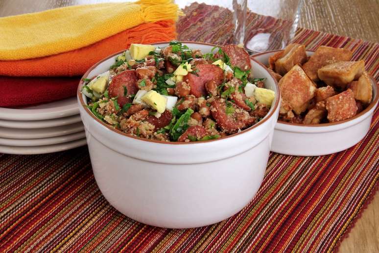 Feijão tropeiro com couve – Foto: Guia da Cozinha