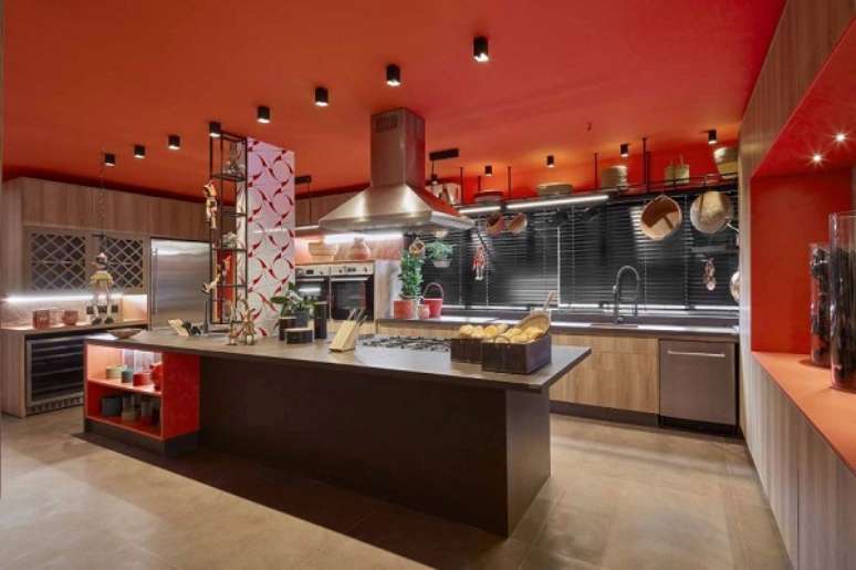 26. Cozinha com teto laranja combinando com os m&oacute;veis modernos &ndash; Foto Casa Abril