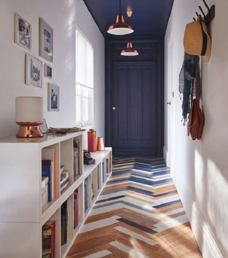 31. Porta de entrada com teto colorido em azul marinho &ndash; Foto Casa Vogue