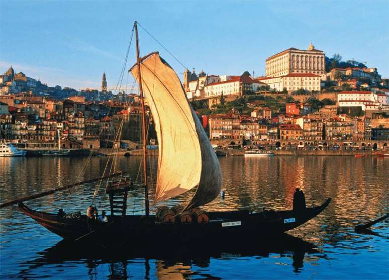 Barco turístico de transporte de vinho no Rio Douro