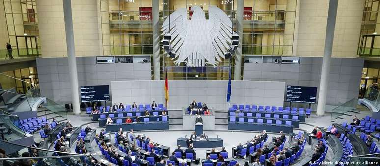 Partidos da coalizão do governo Scholz, que têm maioria no Bundestag, e oposição conservadora votaram a favor da resolução 