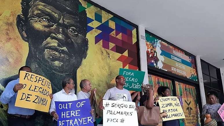 Manifestantes em frente à Fundação Cultural Palmares em Brasília.