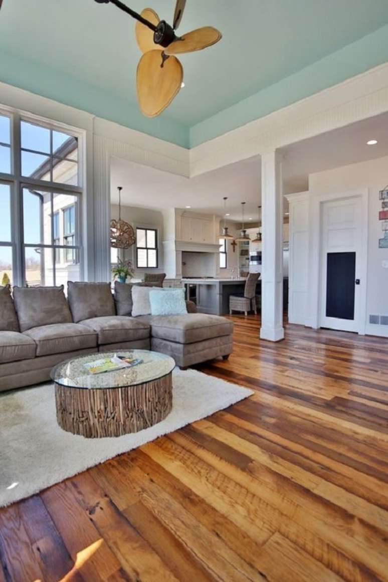 9. Teto colorido azul claro para sala de estar neutra &ndash; Foto Fashionismo