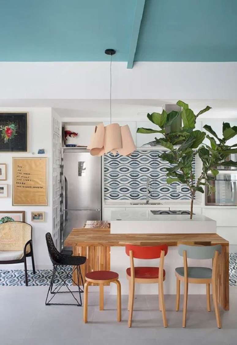 23. Teto colorido verde na decora&ccedil;&atilde;o clara &ndash; Foto Follow the Colours