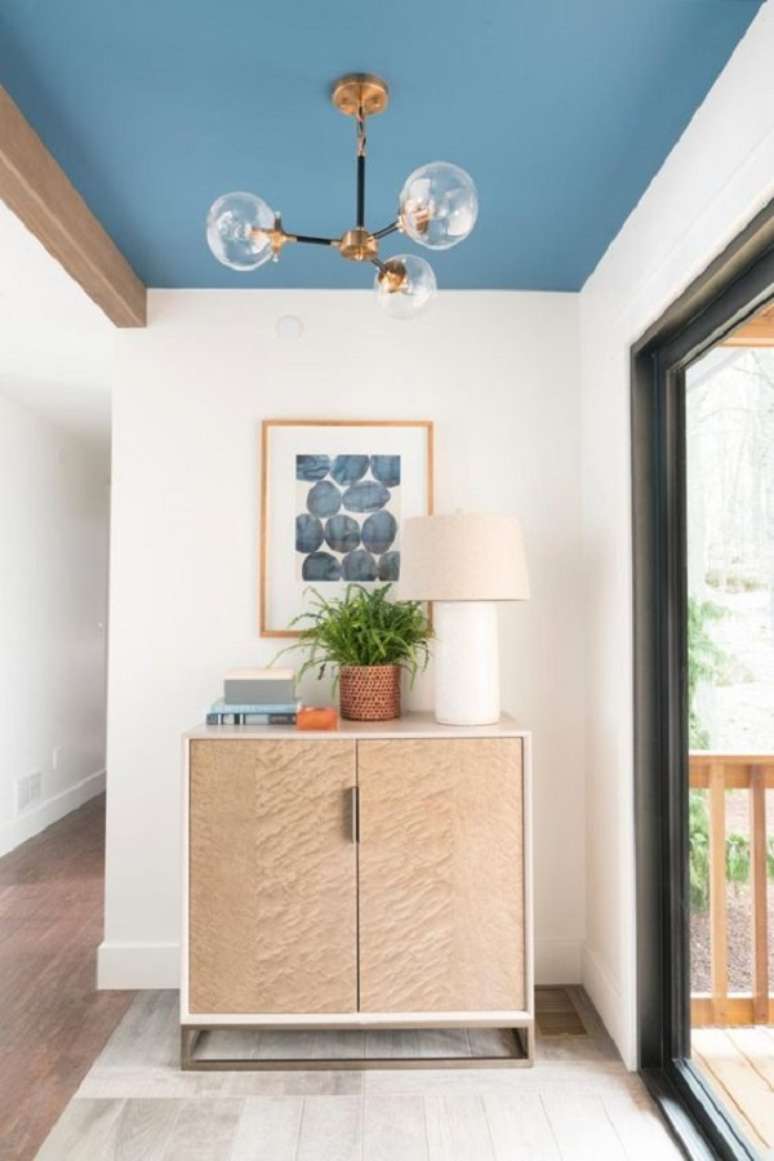 10. Teto colorido azul com decora&ccedil;&atilde;o moderna &ndash; Foto Fox Hollow Cottage
