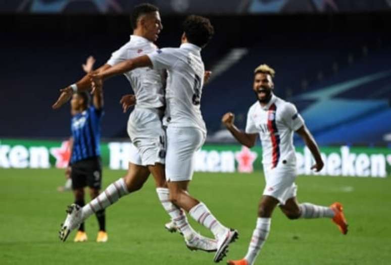 Choupo-Moting, pelo PSG, em duelo histórico contra a Atalanta (Foto: DAVID RAMOS / AFP)