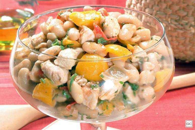 Salada de feijão-branco com frango – Foto: Guia da Cozinha