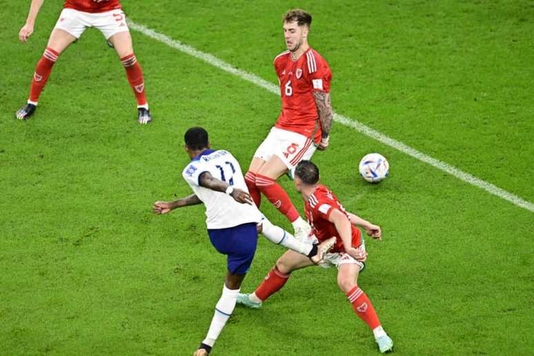 Terceiro gol da Inglaterra sobre País de Gales foi histórico (Foto: JAVIER SORIANO / AFP)