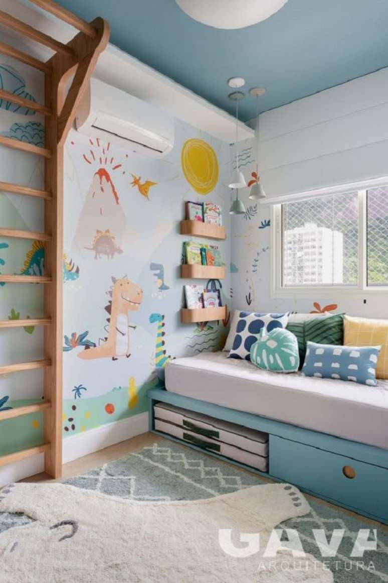 11. Teto colorido azul com parede de dinossauro &ndash; Foto Gav Arquitetura