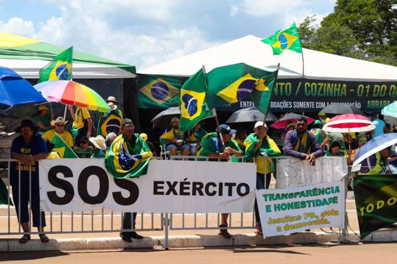Manifestação de apoiadores de Bolsonaro acampados em frente ao QG do Exército em Brasília